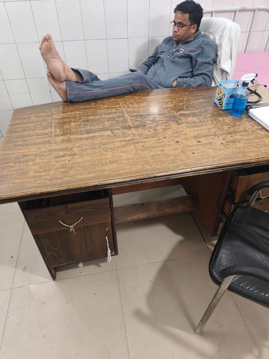 हरगांव CHC में ड्यूटी पर तैनात डॉ. राजीव राठौर की संवेदनहीन तस्वीर वायरल दो शवों के बीच विलखते परिजनों के सामने मेज़ पर पैर रखकर मोबाइल देखते रहे डॉक्टर!
जिलाधिकारी व CMO से तत्काल कार्रवाई की माँग।

<a href="/dm_sitapur/">DM Sitapur</a> 
<a href="/CMOfficeUP/">CM Office, GoUP</a> 
<a href="/CmoSitapur/">cmo office sitapur</a> 
<a href="/departm30346/">UP health department</a> #HealthSystem