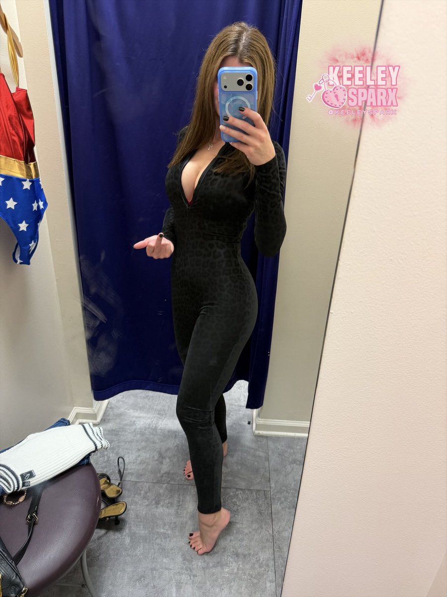 Life of a Princess is amazing. Men are so down bad for me and give me everything I want. 😍 and I’m seeking another wallet to toy with this weekend. I shop and you drop. To your knees. Kiss my feet.