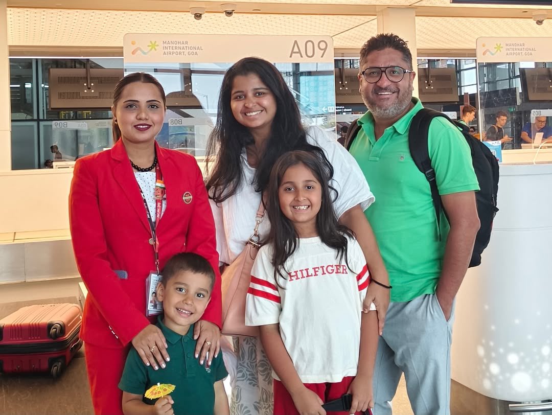 flyspicejet's tweet image. When passengers become family. When flights become memories. When service comes straight from the heart. This is the SpiceJet difference.

#flyspicejet #spicejet #Passenger #smile #travelwithus #flights #aviation #airline #addspicetoyourtravel

(1/3)