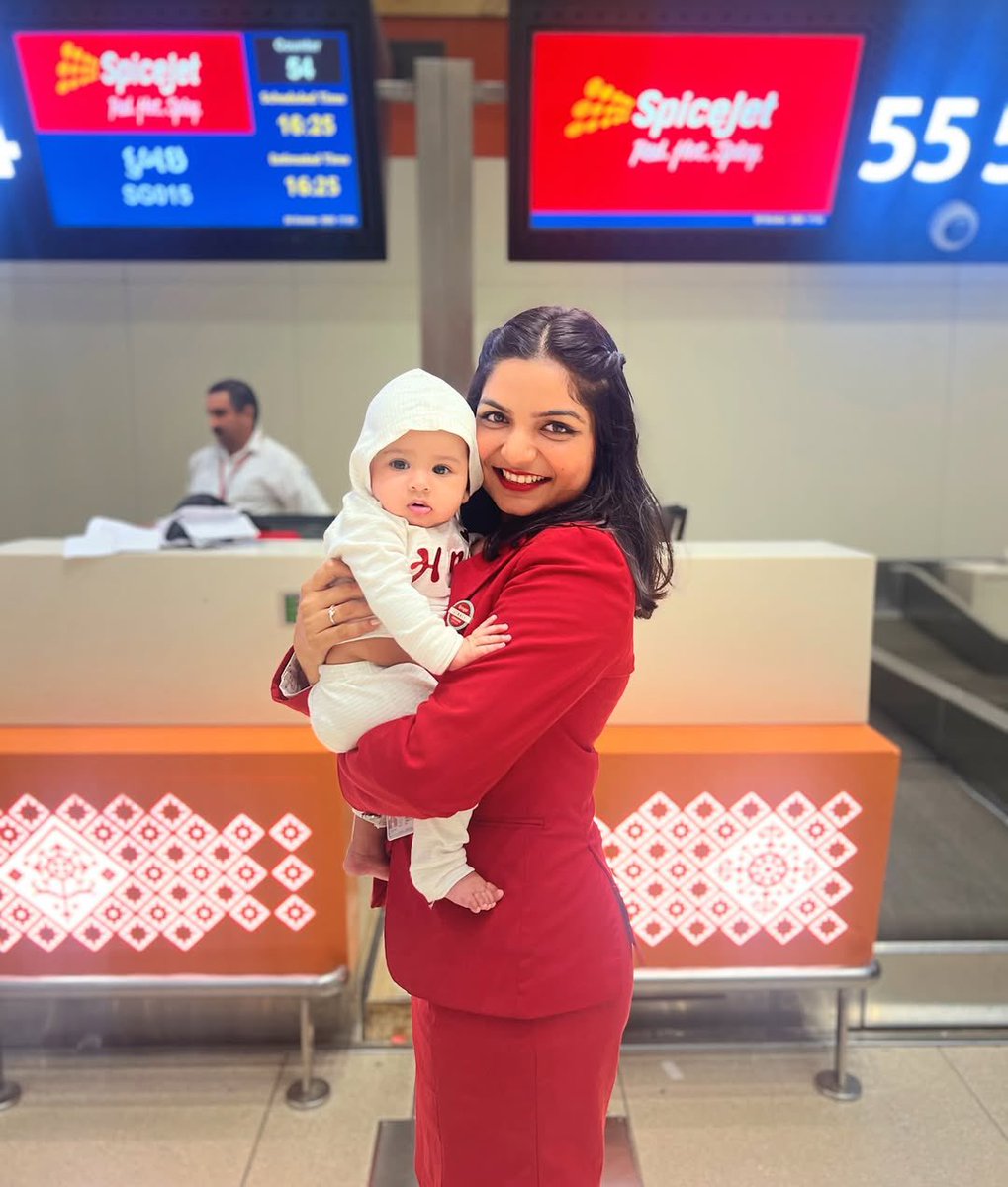 flyspicejet's tweet image. When passengers become family. When flights become memories. When service comes straight from the heart. This is the SpiceJet difference.

#flyspicejet #spicejet #Passenger #smile #travelwithus #flights #aviation #airline #addspicetoyourtravel

(1/3)