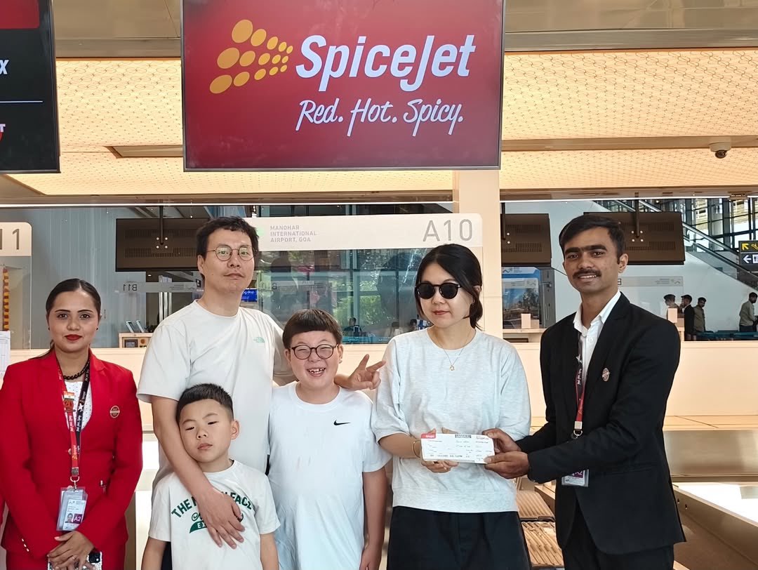 flyspicejet's tweet image. When passengers become family. When flights become memories. When service comes straight from the heart. This is the SpiceJet difference.

#flyspicejet #spicejet #Passenger #smile #travelwithus #flights #aviation #airline #addspicetoyourtravel

(1/3)