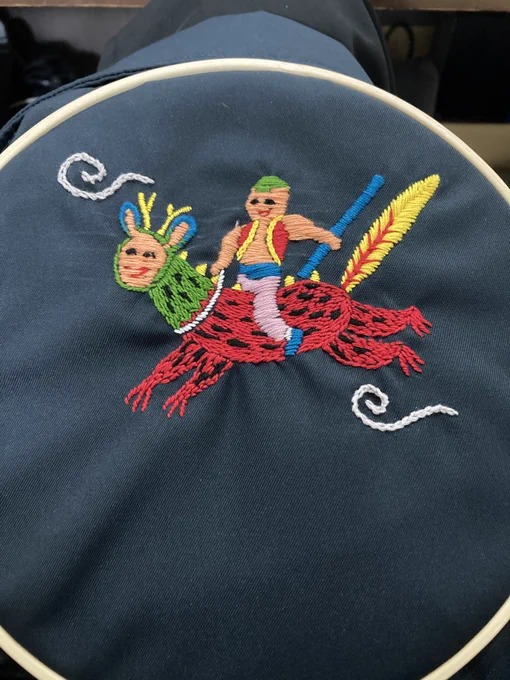 皆さん、お久しぶりです。 「刺繍王つるかめ」です。 この度は刺繍王つるかめの構想半年、製作日数一週間の新作 「セカストで2000円で買ったブルゾンに異国情緒あふれるオリエンタルなデザイン刺繍」が完成したのでご覧ください。