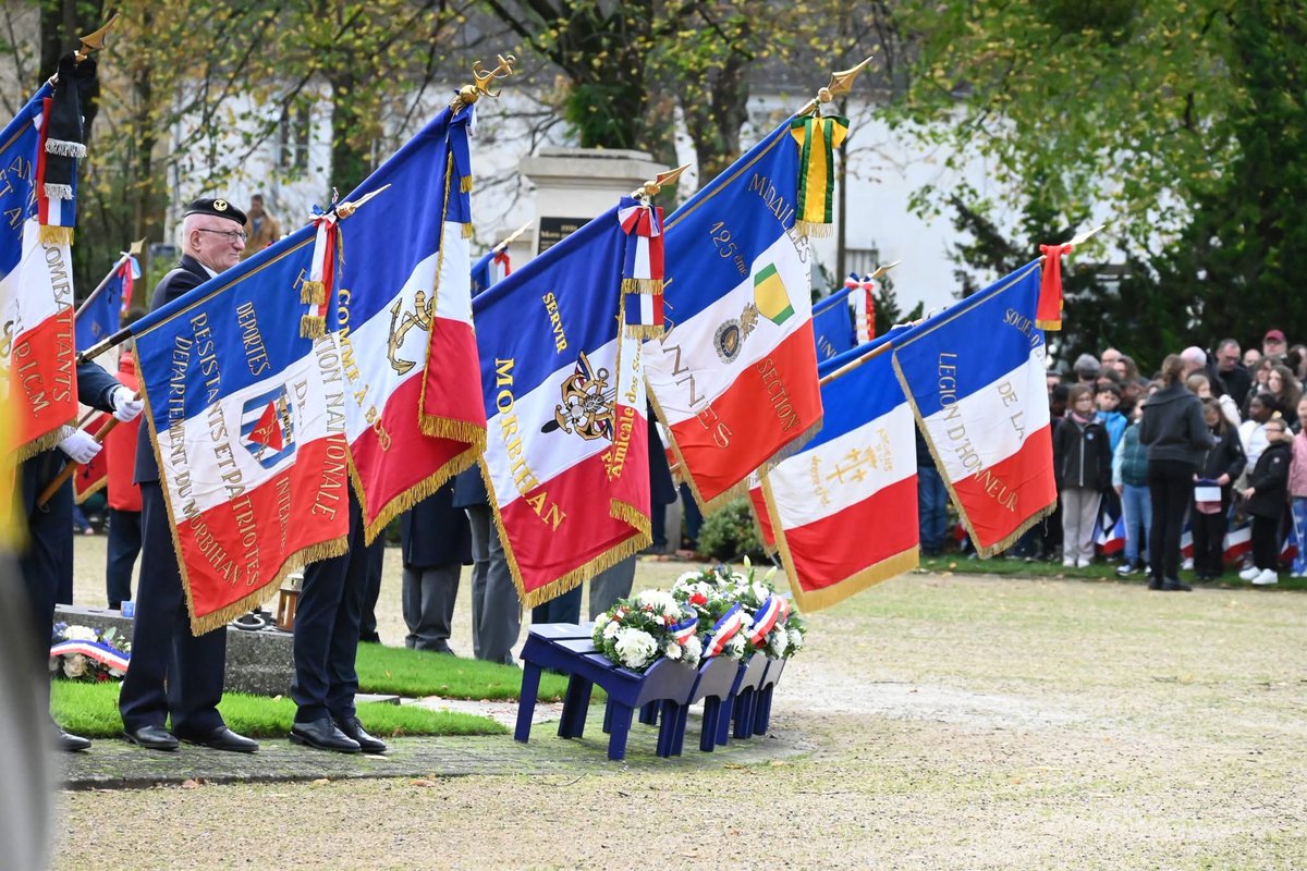 ALehenanff's tweet photo. À Vannes, comme partout en France, la cérémonie du 11 novembre nous réunit dans le souvenir et le recueillement. 

A nos soldats tombés au combat, la Nation toute entière rend hommage. 🇫🇷 https://t.co/dCWtdjcIcC