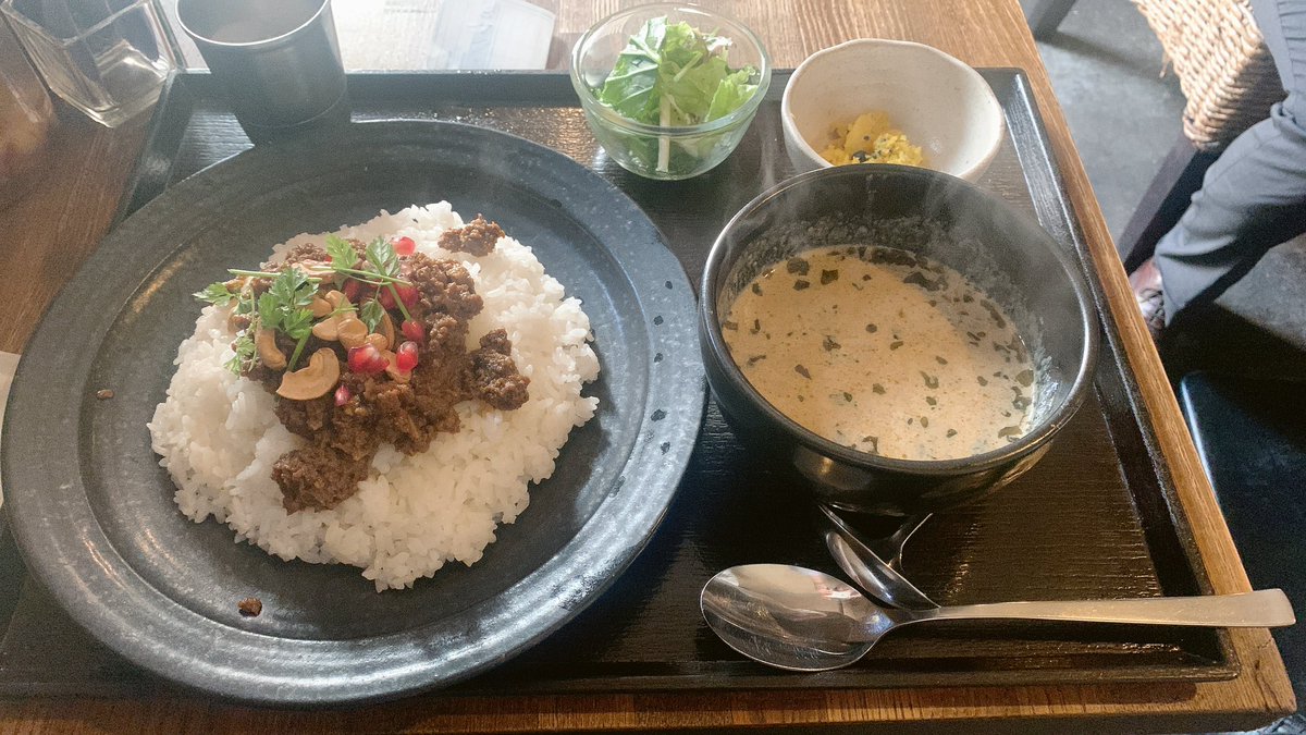 Andy20161101's tweet photo. 昨日のカレー

Curry家Ghar  @大阪　京町堀

ランチ時間だったのもあり、少し並びましたが
並ぶ甲斐があるくらいに美味しかった🍛

キノコと牛肉のカレー
キノコの良い匂いと旨みがたっぷり🍄

また並んで食べたい！

#Curry家Ghar 
#マサ活 
#カレー https://t.co/AdqkvyY14a