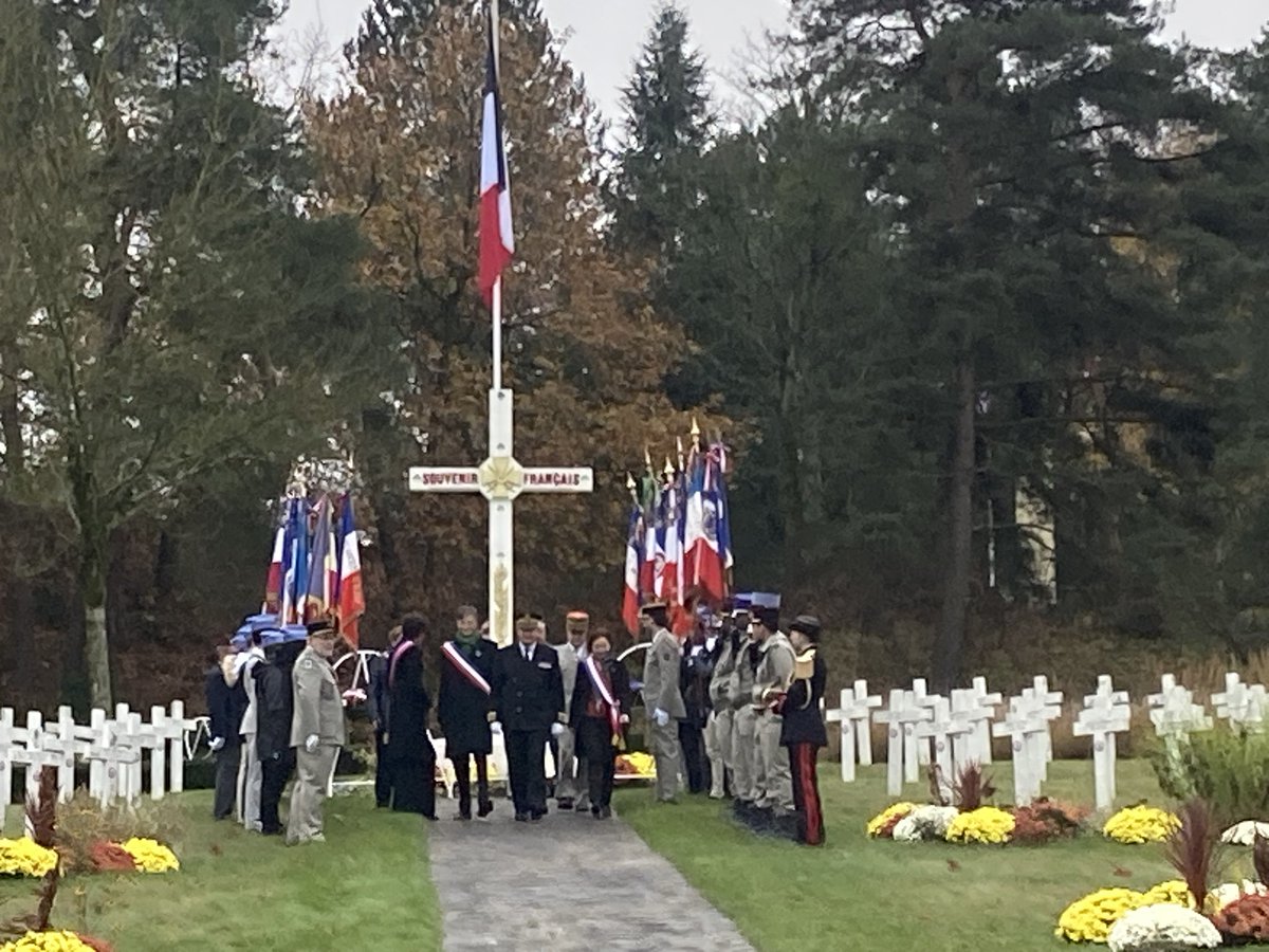 En ce 11 novembre 2025, Me Thierry Voitellier, bâtonnier élu, a représenté le Barreau de Versailles aux cérémonies organisées en mémoire des militaires morts pour la France, avec une pensée particulière pour les confrères, magistrats et greffiers tombés au champ d’honneur.