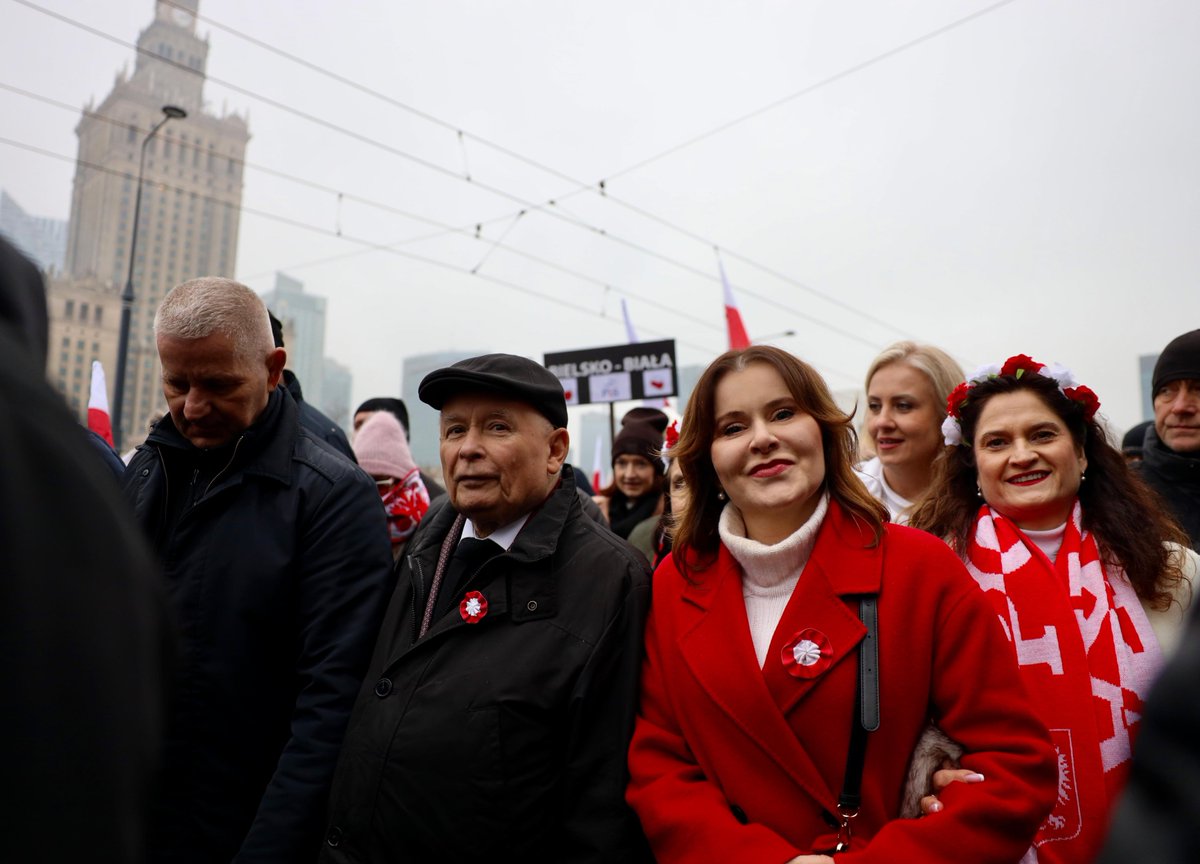🤍❤️ Prezes PiS J. Kaczyński <a href="/OficjalnyJK/">Jarosław Kaczyński</a> wraz z naszymi parlamentarzystami uczestniczy w Marszu Niepodległości w Warszawie.
Wiwat Niepodległa! 🇵🇱 #11listopada