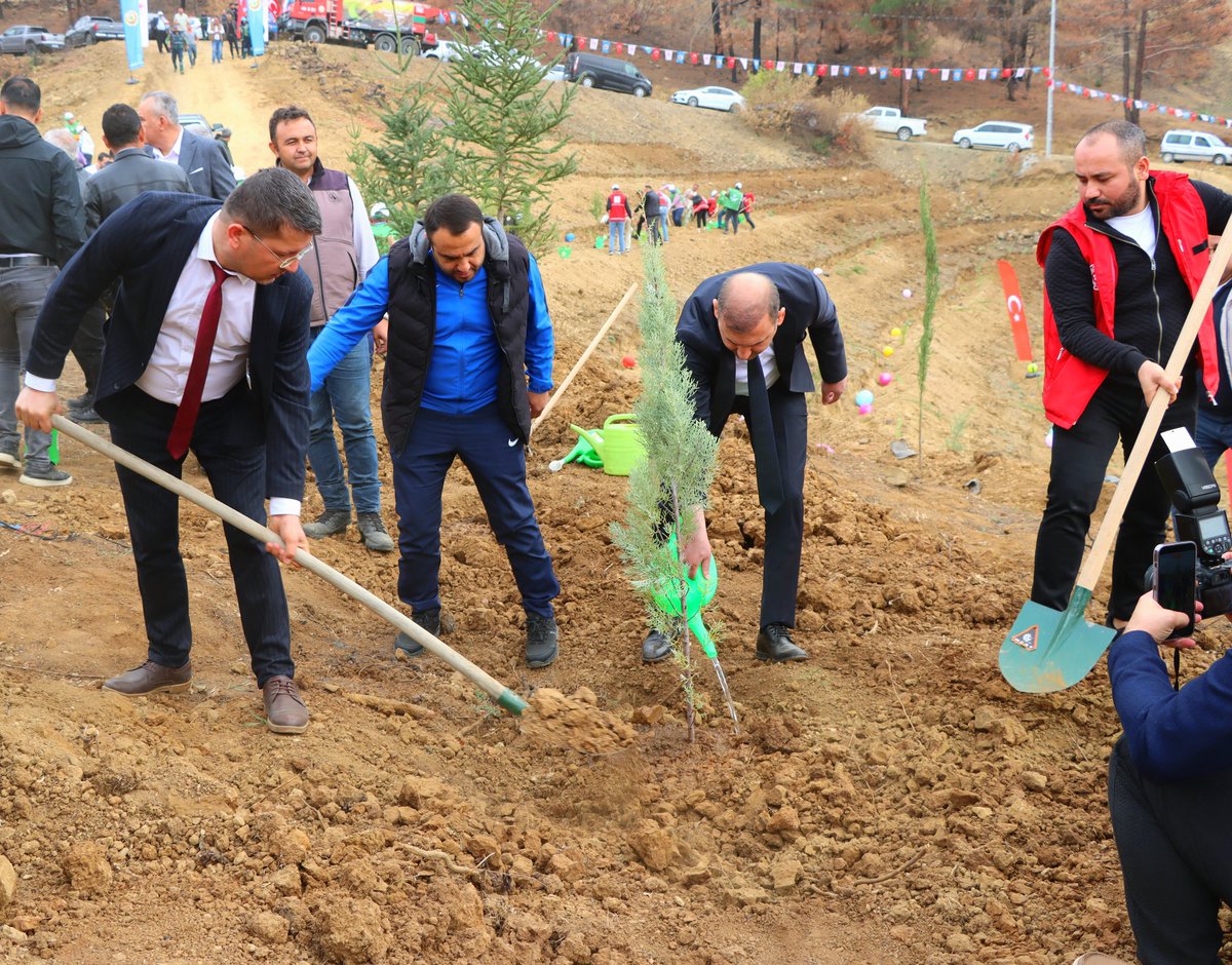 GSB_MarasGM's tweet photo. 🌱 11 Kasım Milli Ağaçlandırma Günü’nde, İl Müdürümüz, protokol üyeleri, Kahramanmaraş Gençlik Merkezi personeli ve gönüllülerimizin katılımıyla fidan dikim etkinliği gerçekleştirildi. Geleceğe nefes olmak için yeşile umut diktik! 💚 #GeleceğeNefes #MilliAğaçlandırmaGünü https://t.co/poaS6zfSxH
