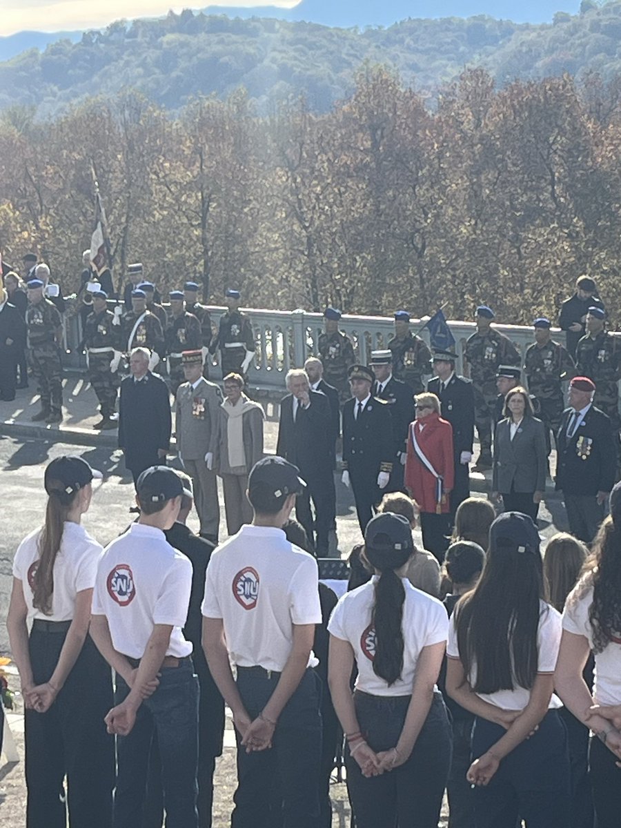 josypoueyto's tweet image. Plusieurs cérémonies du 11 novembre au programme ce matin avec les autorités civiles et militaires, les volontaires du SNU et un public fidèle. De Pau, je suis aussi allée à Billere où j’ai pu revoir Achille Muller avant de rejoindre Lons. Clin d’œil à Lescar et à Uzos où j étais…