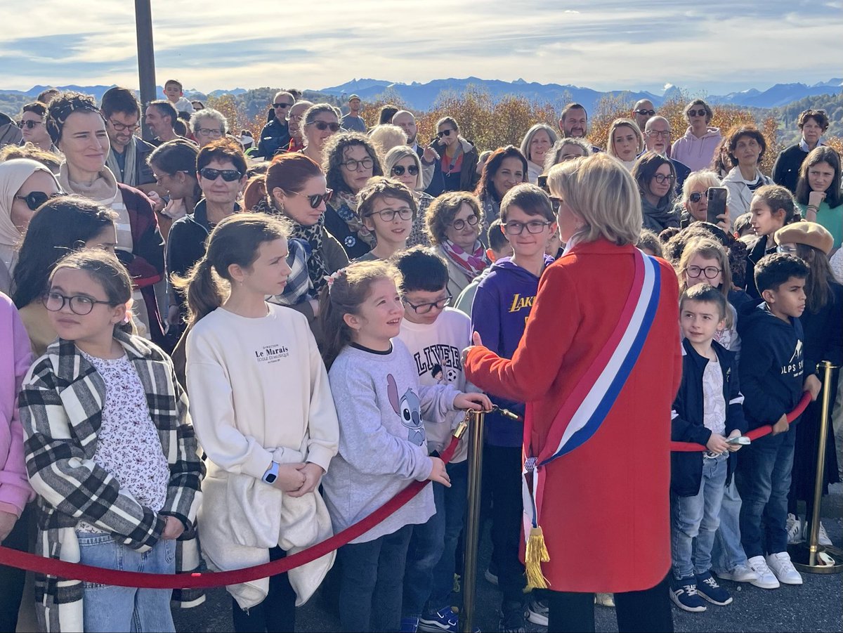 josypoueyto's tweet image. Plusieurs cérémonies du 11 novembre au programme ce matin avec les autorités civiles et militaires, les volontaires du SNU et un public fidèle. De Pau, je suis aussi allée à Billere où j’ai pu revoir Achille Muller avant de rejoindre Lons. Clin d’œil à Lescar et à Uzos où j étais…