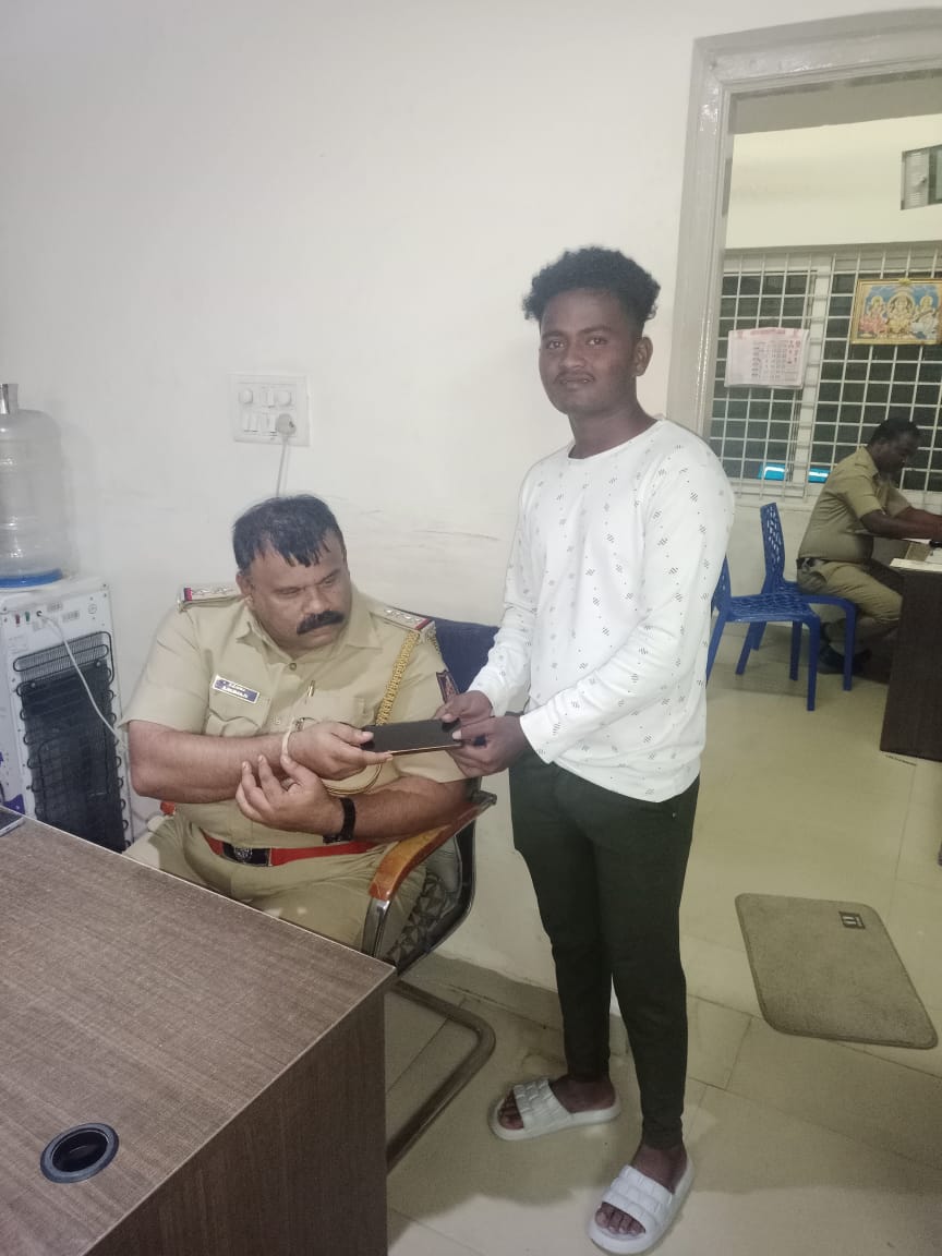 ಬಿಡದಿ ಪೊಲೀಸ್ ಠಾಣೆಯಲ್ಲಿ  ಮೊಬೈಲ್ ಕಳೆದು ಹೋದ ಪ್ರಕರಣಕ್ಕೆ ಸಂಬಂಧಿಸಿದಂತೆ, CEIR ಪೋರ್ಟಲ್ ನ ಮೂಲಕ ಮೊಬೈಲ್ ಪತ್ತೆ ಮಾಡಿ, ವಾರಸುದಾರರಿಗೆ  ಹಿಂದಿರುಗಿಸಲಾಯಿತು.