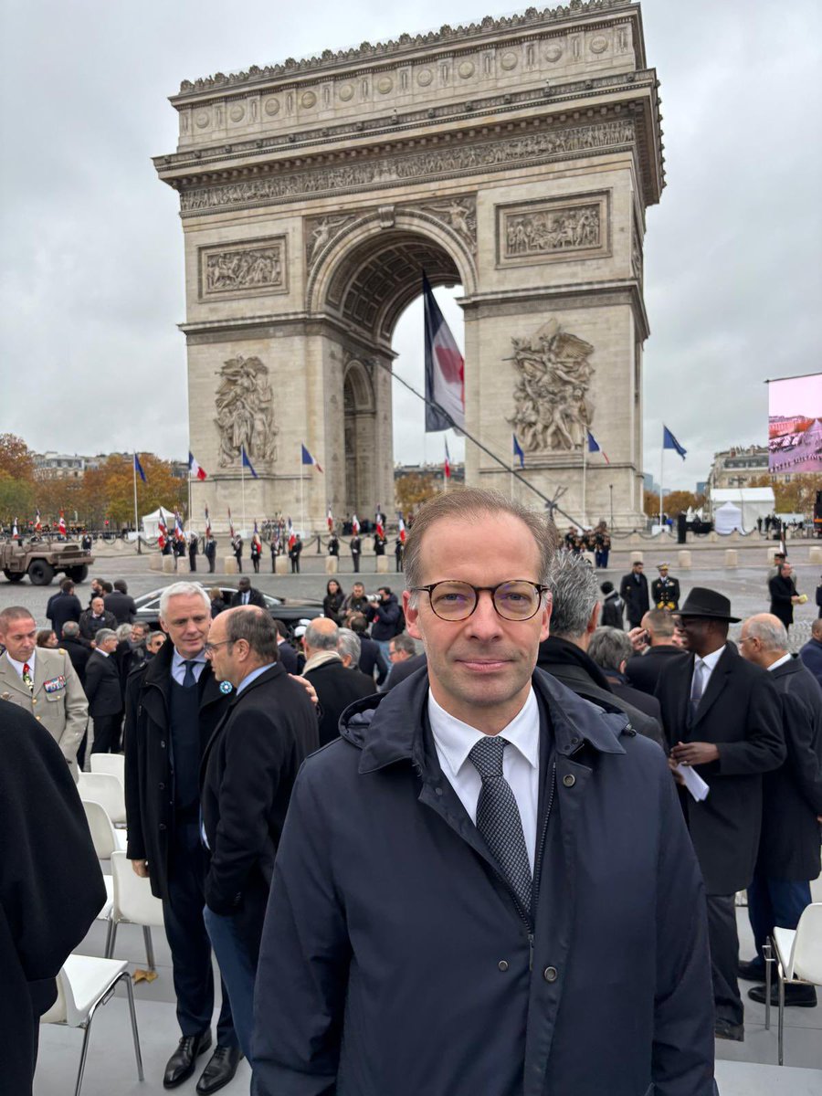 AustriainFR's tweet photo. 🕯️#11novembre1918 Notre Chef de mission adjoint @GThallinger a participé à la cérémonie de commémoration du 107e anniversaire de l'Armistice de la Première Guerre mondiale en présence du Président de la République 🇫🇷 @EmmanuelMacron. Une mémoire collective au service de la #paix. https://t.co/v43vYHT8Dt