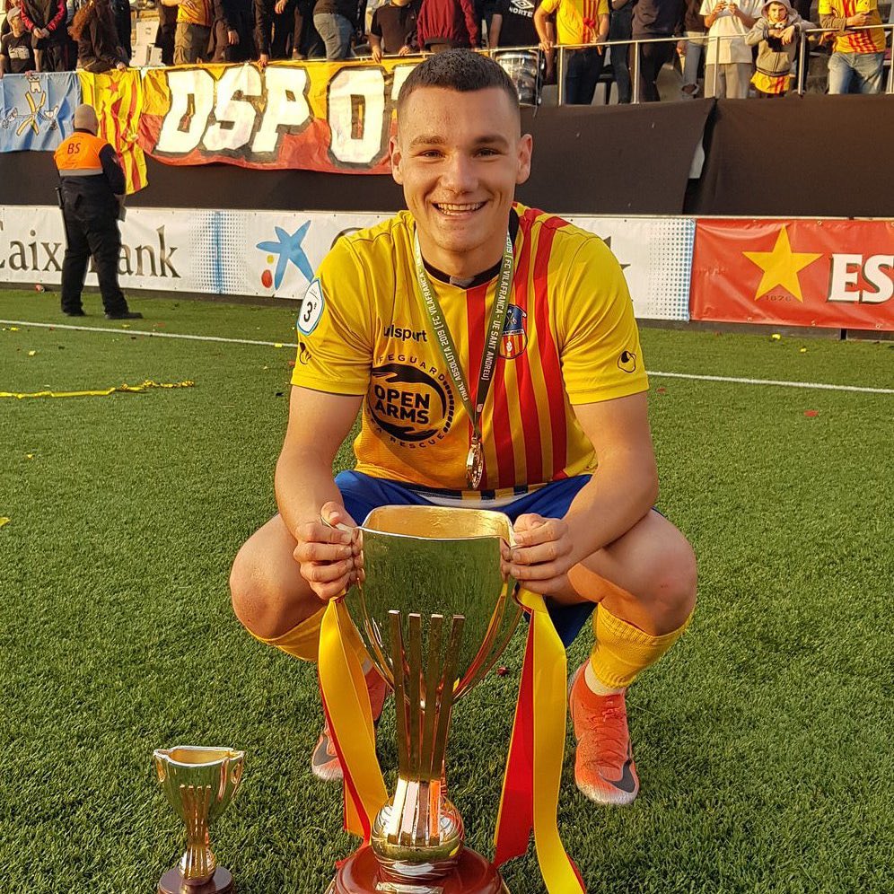 Con 18 años el filial del Espanyol le dijo a Jutglà que no daba el nivel. A sus viejos les costaba llegar a fin de mes. Llegó a pensarse dejar el fútbol. Se fue a jugar cerca de su pueblo, al Sant Andreu. Ganaba 700 euros. Los pulía en gasofa. Curró de socorrista. Viene del barro