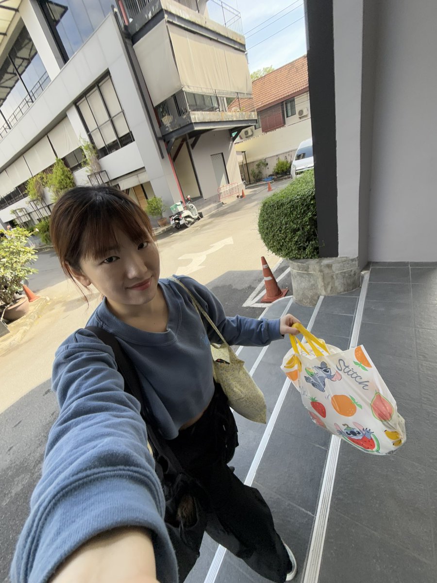 Piimkarn's tweet image. ต้องซ้อมตอนเช้า 😔😔😫 
ก็จะมีคนหน้างอประมาณนิ้ ง่วงง

#Kylinz #Pimkarnkylinz