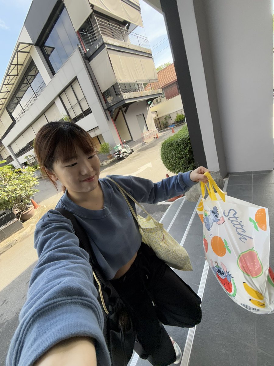 Piimkarn's tweet image. ต้องซ้อมตอนเช้า 😔😔😫 
ก็จะมีคนหน้างอประมาณนิ้ ง่วงง

#Kylinz #Pimkarnkylinz