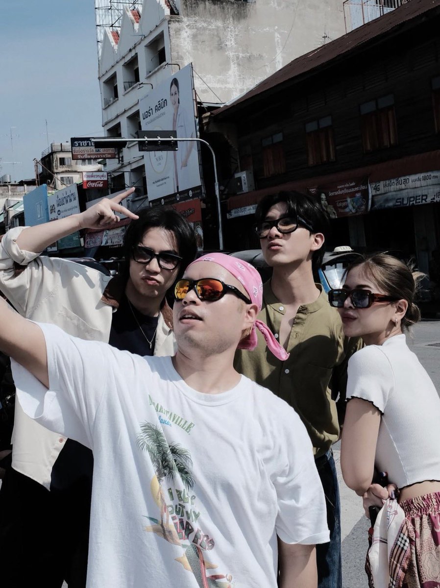 ➖pwhpraeww (IGs) CFC Update 🐱🎬

Looking good with the crew 😎✌🏻📸🌞

#CatForCashQ19 #CatForCash  
#FirstKhaotung #เฟิร์สข้าวตัง