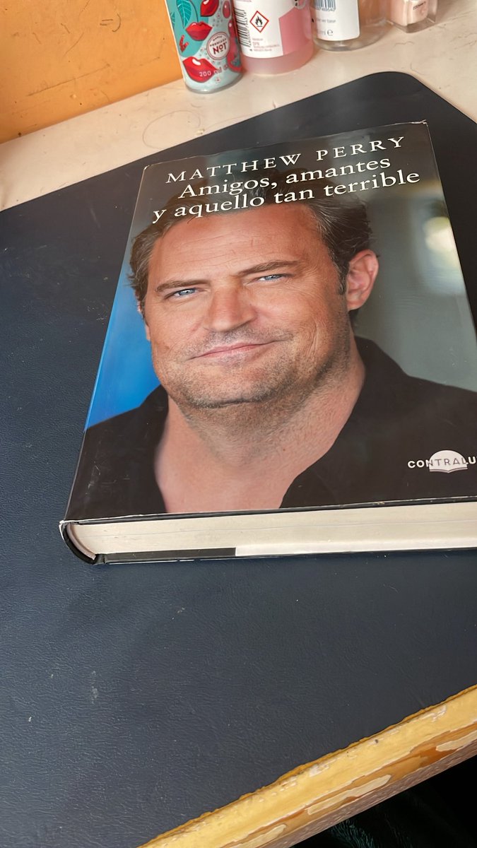 yoli_domingo's tweet image. Me he cogido el libro “Amigos, amantes y aquello tan terrible” de Matthew Perry 💙He vuelto a ver Friends y su personaje me encanta 😍
¡Con muchas ganas de leerlo y aprender un poco de su historia! 
#Friends #MatthewPerry #LecturaDelDía #AmigosAmantesYAquelloTanTerrible #Libros