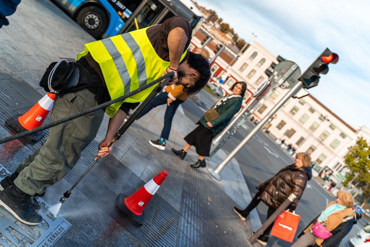 🔵🫁 Las calles de #Madrid han amanecido con #señales misteriosas: mensajes inesperados que sorprenden a vecinos y visitantes

➡️ En las aceras pueden leerse frases como:

🔹tos inespecífica
🔹cansancio persistente
🔹dolor continuado en el tórax

❓¿Las has visto? 👀

#AEACaP