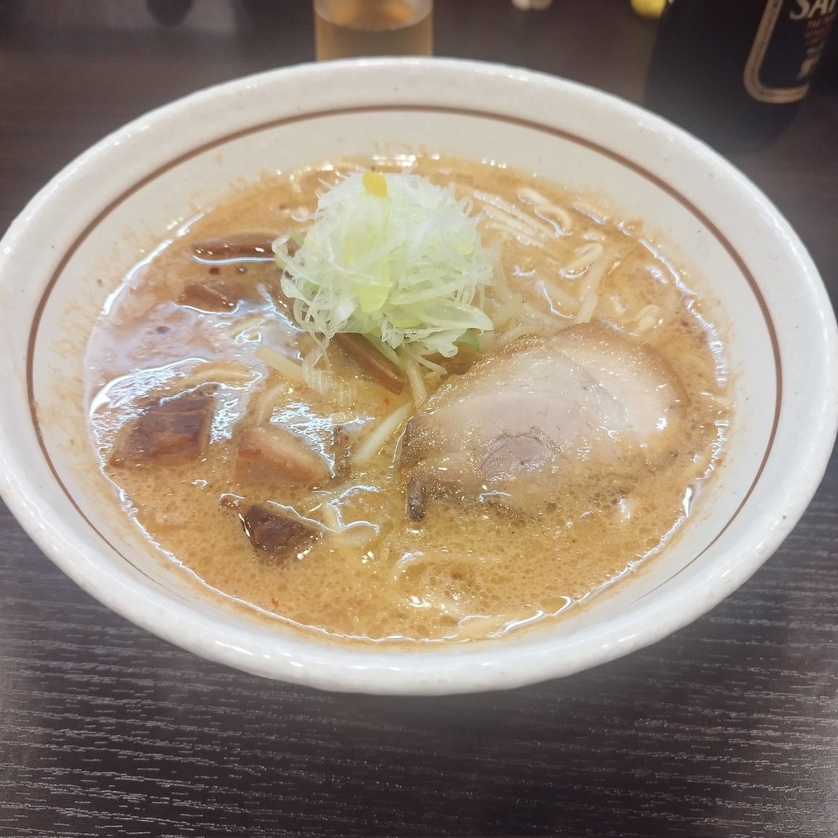 taichannel20's tweet photo. 大阪市南森町にある颯人の味噌ラーメン1600円。
たっか！高すぎると思ったが、ミシェラン人形が飾ってあったので楽しみに待ってた。
胡麻とショウガの味がする。味噌にはどちらも合うよな。チャーシューは切り方の異なる部位か。
たーだ、1600円も払う価値はない。
星3つ。
 
 #味噌ラーメン
 #颯人 https://t.co/8UKdnUqDj0