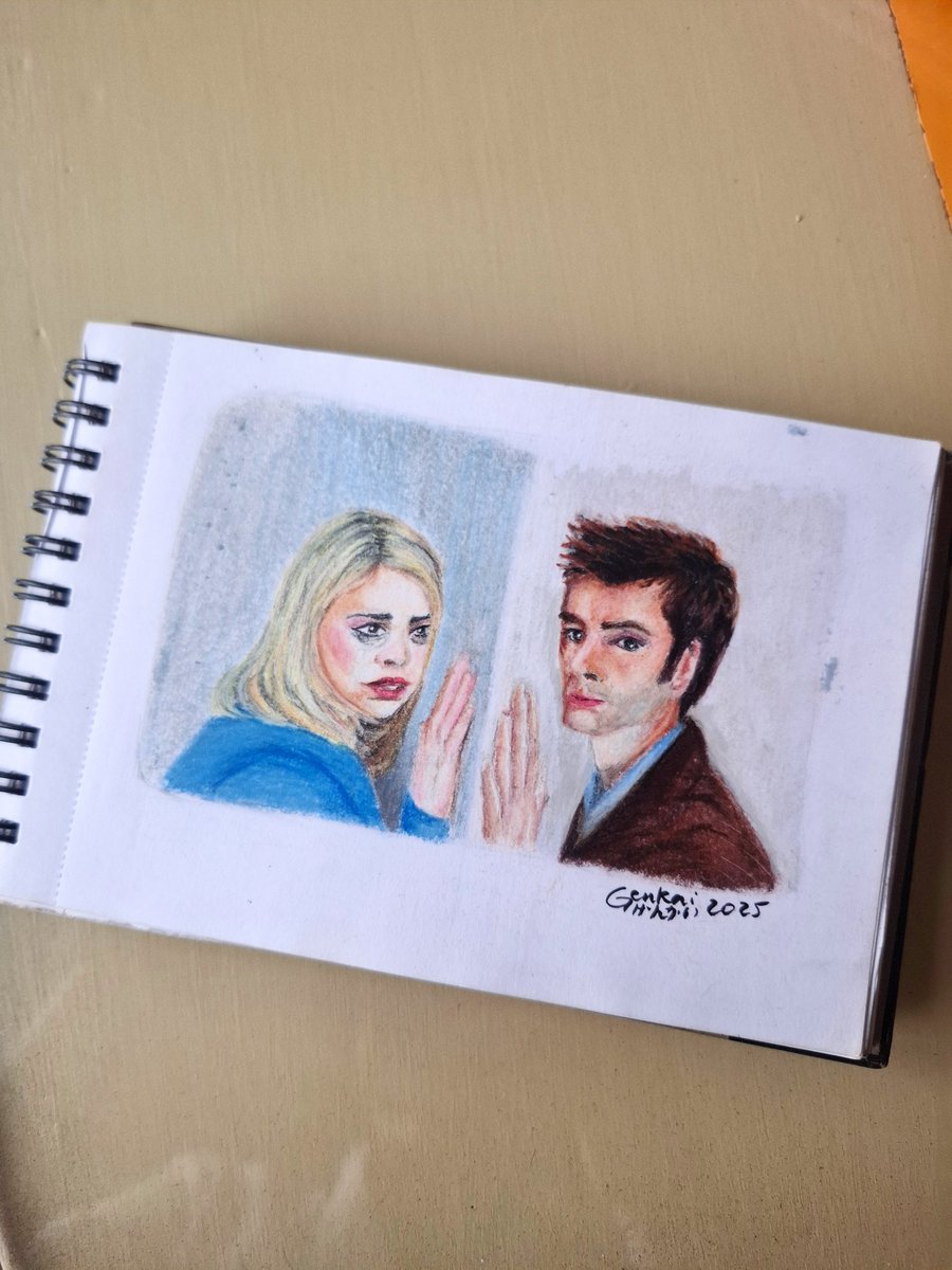 maria2513's tweet photo. #ArtubreMokalu2025
DΓa 15: Frontera
"How long are you gonna stay with me?"
"Forever"
Rose y el Doctor divididos por la frontera de dos universos. πΉ|ππ
#Doomsday #DoctorRose #Timepetals #pastelpencils #sketch https://t.co/dXN1AAiMAg