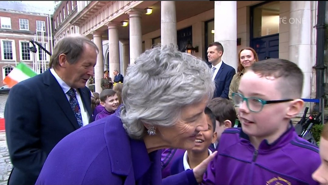 🇮🇪
The children from the local Francis Street School delighted to meet the new President of Ireland 

#DublinCastle #Aras25