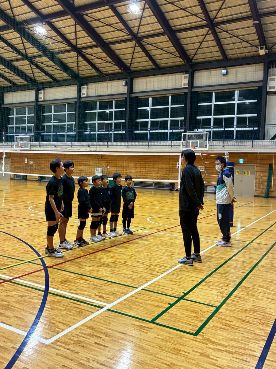 rubicks_iruma's tweet image. 本日は夜練習🏐
一昨日の優勝⁉️の興奮冷めやらぬ中なので気合いがみなぎってました👍️やはり自分がコートに立って勝つ喜び、楽しさは格別でしょうかね😘
とりあえずは六年最後の大会へ向けて気合い入れていきましょう〜😂
そして真平誕生日おめでとう🎂
#ルービックス入間