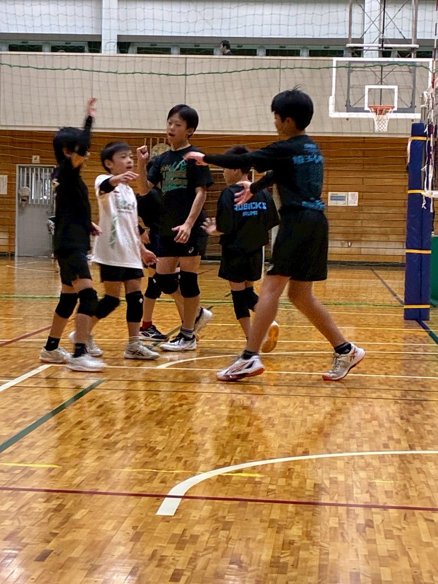 rubicks_iruma's tweet image. 本日は夜練習🏐
一昨日の優勝⁉️の興奮冷めやらぬ中なので気合いがみなぎってました👍️やはり自分がコートに立って勝つ喜び、楽しさは格別でしょうかね😘
とりあえずは六年最後の大会へ向けて気合い入れていきましょう〜😂
そして真平誕生日おめでとう🎂
#ルービックス入間