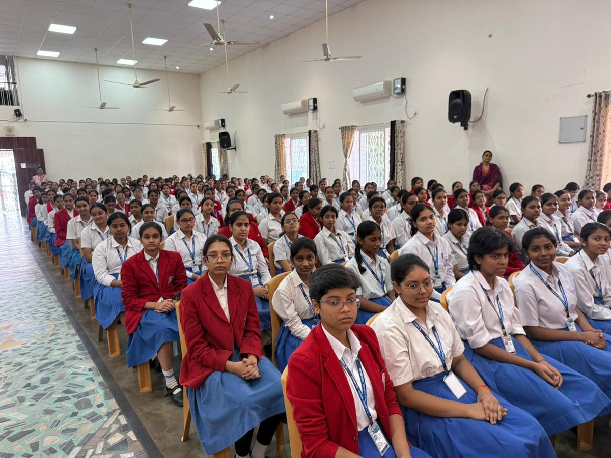 कार्मेल स्कूल में लगी #पुलिस की पाठशाला।
धनबाद पुलिस ने बच्चों को बताये #CyberSecurity और #TrafficRules के महत्व। #CitySP रित्विक श्रीवास्तव ने छात्राओं का बढ़ाया मनोबल व दिए अनुशासन के गुर।

#DhanbadPolice #CyberAwareness #TrafficAwareness #SafeDhanbad  #AwarenessCampaign