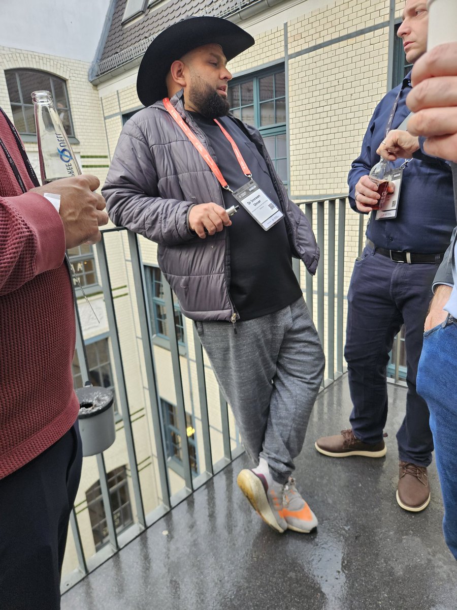 navir333's tweet image. This is how business gets done. Running shoes, joggers, tshirt, cowboy hat. This is peak male form.