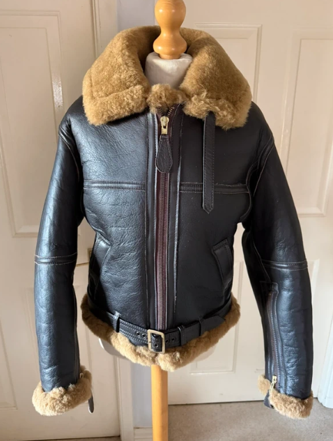 itaintwhywhywhy's tweet image. Long shot, but a mate's wife is selling a couple of these Made In England WW2 Replica Irvin Battle of Britain Flying jackets - brand new for £350 ono
Retweets appreciated
#irving 
#flyingjacket
#battleofbritain
#ww2
vinted.co.uk/items/75236878…