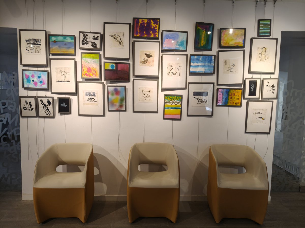 Neus_Mota's tweet photo. Ja està muntada l'exposició "Supervivència". Quina il·lusió, Artistes! La inauguració serà dimecres dia 19 a les 18h, on explicarem el Fanzine, amb les seves les històries i les tècniques de pintura i gravat. I he encarregat un pica-pica boníssim! #SiArt #ArtSocial #25N https://t.co/GXiKI1Pksn