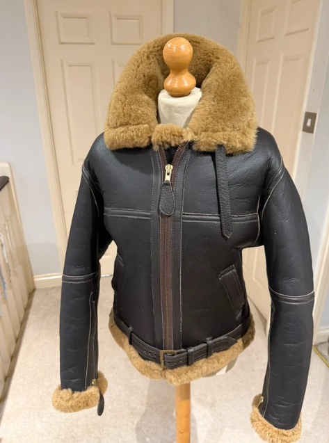 itaintwhywhywhy's tweet image. Long shot, but a mate's wife is selling a couple of these Made In England WW2 Replica Irvin Battle of Britain Flying jackets - brand new for £350 ono
Retweets appreciated
#irving 
#flyingjacket
#battleofbritain
#ww2
vinted.co.uk/items/75236878…