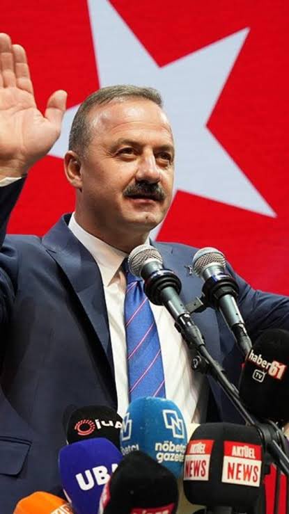 Liyakatli Şöhretsizler kim?
Bu soru sık sık geliyor karşımıza

“Kim var bu hesapların arkasında neden kendilerini göstermiyorlar?”

Belki de tam da bu yüzden buradayız.
Çünkü biz bir ismin değil bir ilkenin hikâyesiyiz.

Biz; liyakati, emeği, adaleti ve vicdanı temsil eden sessiz