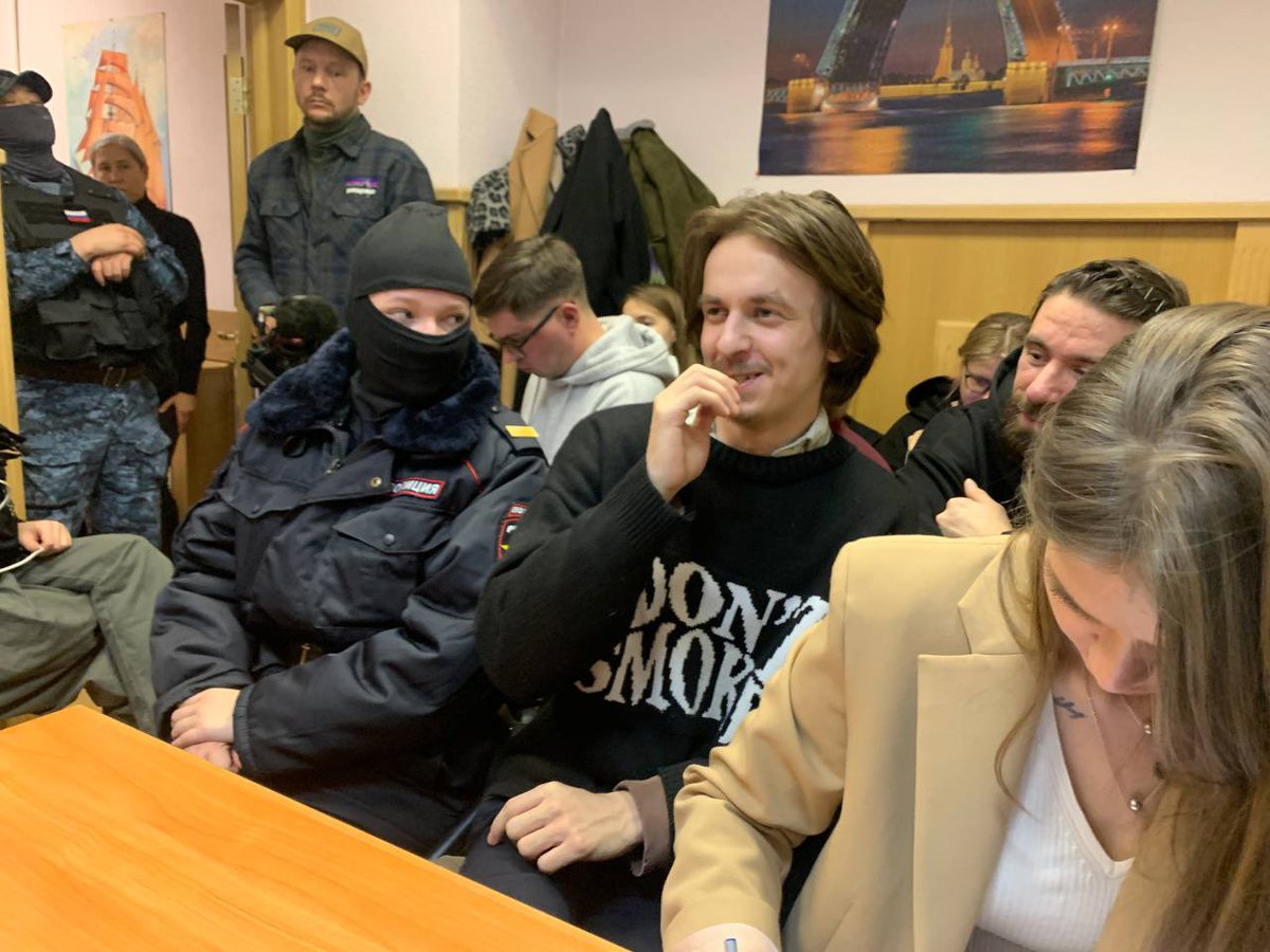 Гитариста «Стоптайм» Александра Орлова в третий раз арестовали по статье об организации массового скопления людей. Ему назначили 13 суток ареста

Арест Орлову назначили из-за концерта «Стоптайм» на Сенной площади 27 сентября. Ранее за него уже назначали арест барабанщику