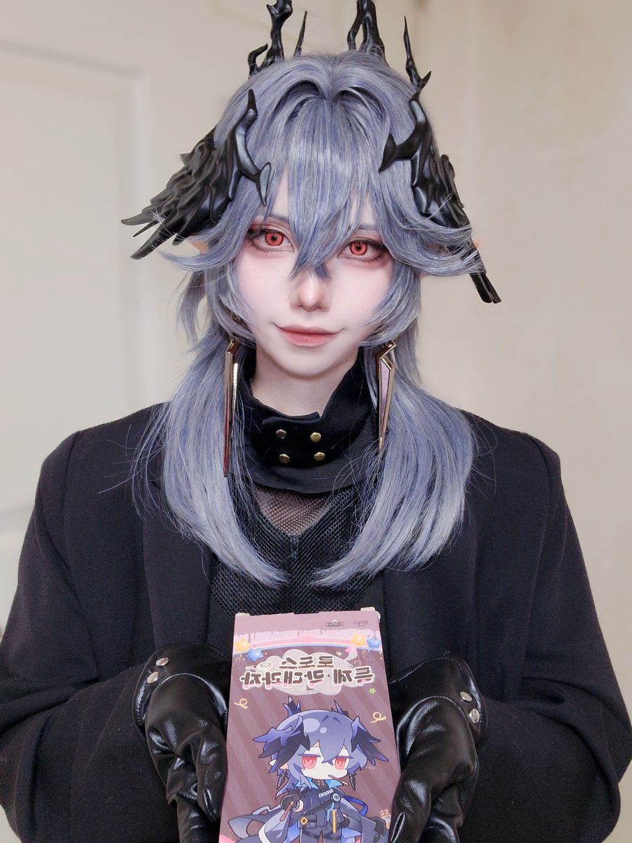 cos_miko's tweet image. #Arknight #logos 
#アークナイツ #ロゴス  
자급자족 코스 2탄
로고스는 제 남편인데요☺️
남편한테 빼빼로 받았어요 ^-^ 우히히