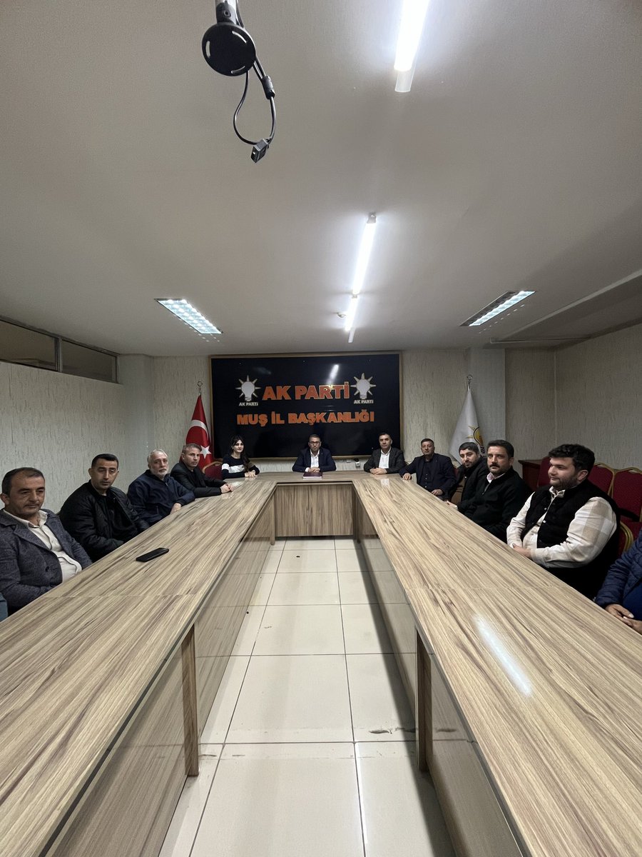 Merkez İlçe Başkanımız Sn. <a href="/AvErdalSenturk/">Erdal Şentürk</a> 'ün başkanlığında, Haftalık Yönetim Kurulu toplantımızı gerçekleştirdik.   

Toplantımız hayırlara vesile olsun.