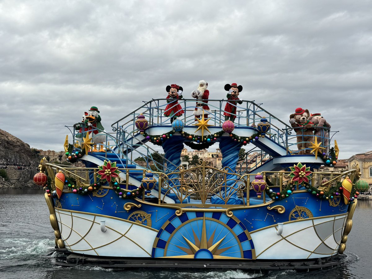 D39573242's tweet photo. 今日は海にインして1年ぶりのクリスマスハーバーグリ見れたけどいつ見てもいいね👍
ビリーヴも安定によかったよ！
ビリーヴは今日で3周年だったけど3周年のビリーヴは強風でパイロなしの打ち上げなしバージョンでした😭 https://t.co/onGNVe9ef4
