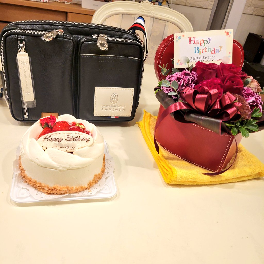 5252cozy's tweet photo. 今日は私の誕生日✨️
妻が0時にサプライズでプレゼント準備してくれました🎉

めちゃくちゃ嬉しかったです😆
妻、ありがとね💕
#誕生日 https://t.co/K49rSXFPHy
