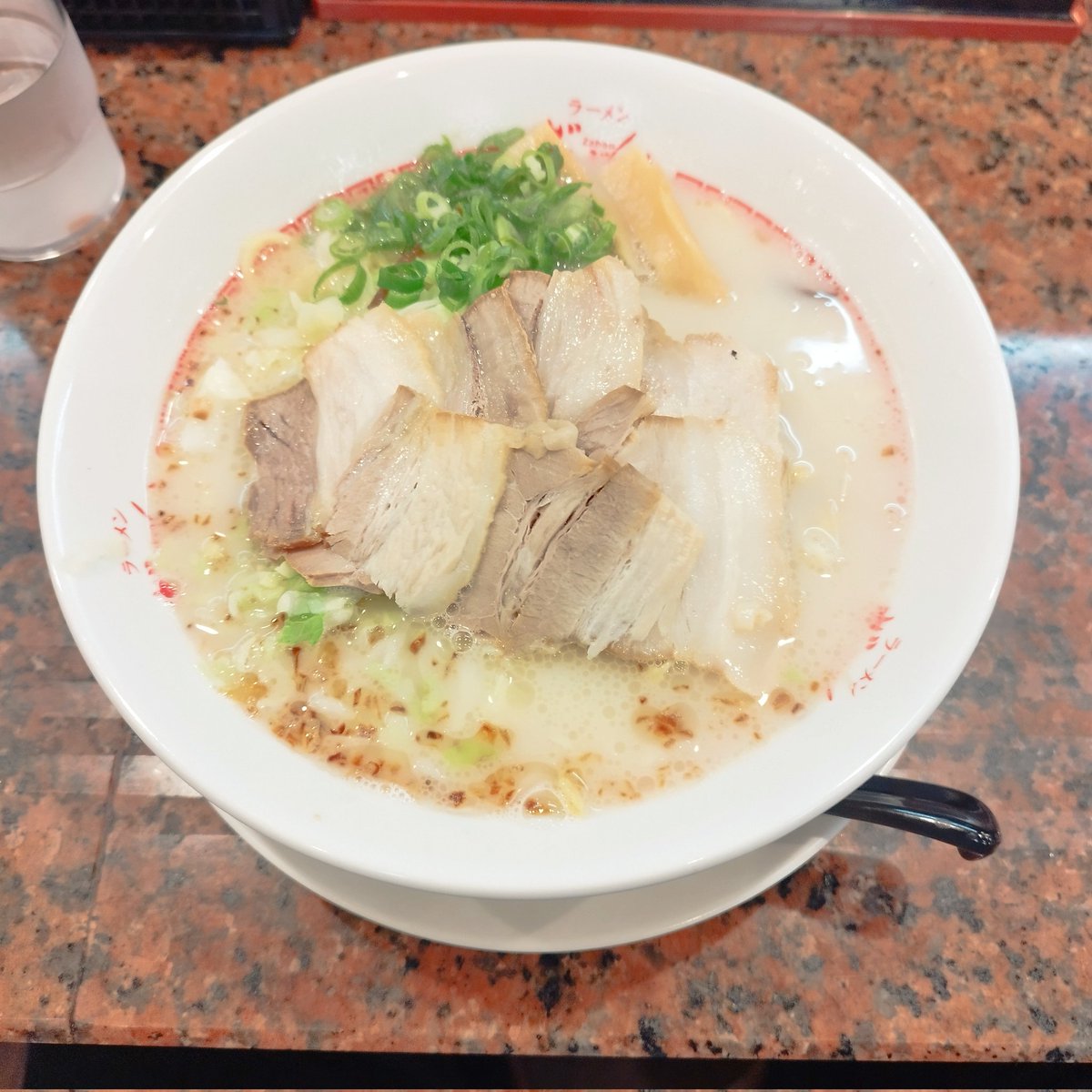 taichannel20's tweet photo. 鹿児島県霧島市にあるざぼんラーメンのチャーシューメン1100円。
昼に鹿児島市内の小金太が行列すごくて断念したが、帰り道にラーメンリベンジです。
相変わらず美味しくキャベツともやしの相性はとてもよろし。薩摩はこの味、また伺います。
星5つ
 
 #鹿児島ラーメン
 #ざぼんラーメン https://t.co/8ugXWBaFE8