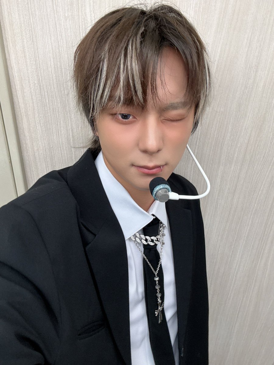 OmegaX_members's tweet image. [#OX]

해피했던 빼빼로데이 💙🌙

#OMEGA_X #오메가엑스
#제현 #JEHYUN