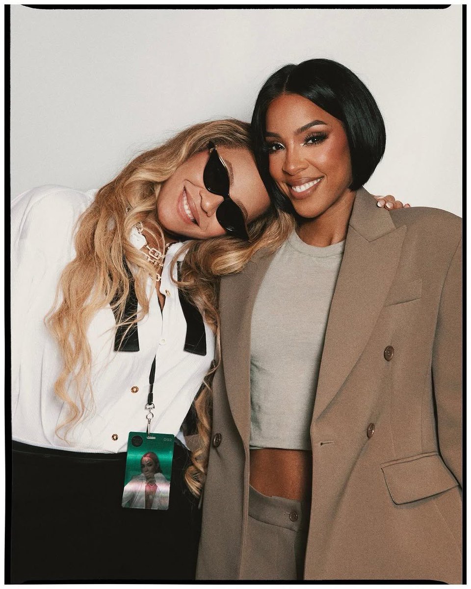 Kelly Rowland and Beyoncé together backstage at ‘The Boy Is Mine’ tour.