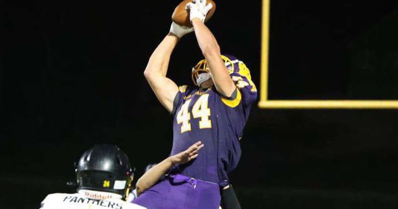 CycloneReport's tweet image. ***FOOTBALL RECRUITING*** in-state ATH @CarsonEdney has committed to the #Cyclones &amp;amp; will accept a preferred walk-on opportunity. He breaks down his decision &amp;amp; much more here:

➡️ on3.com/sites/cyclone-…

#IowaState