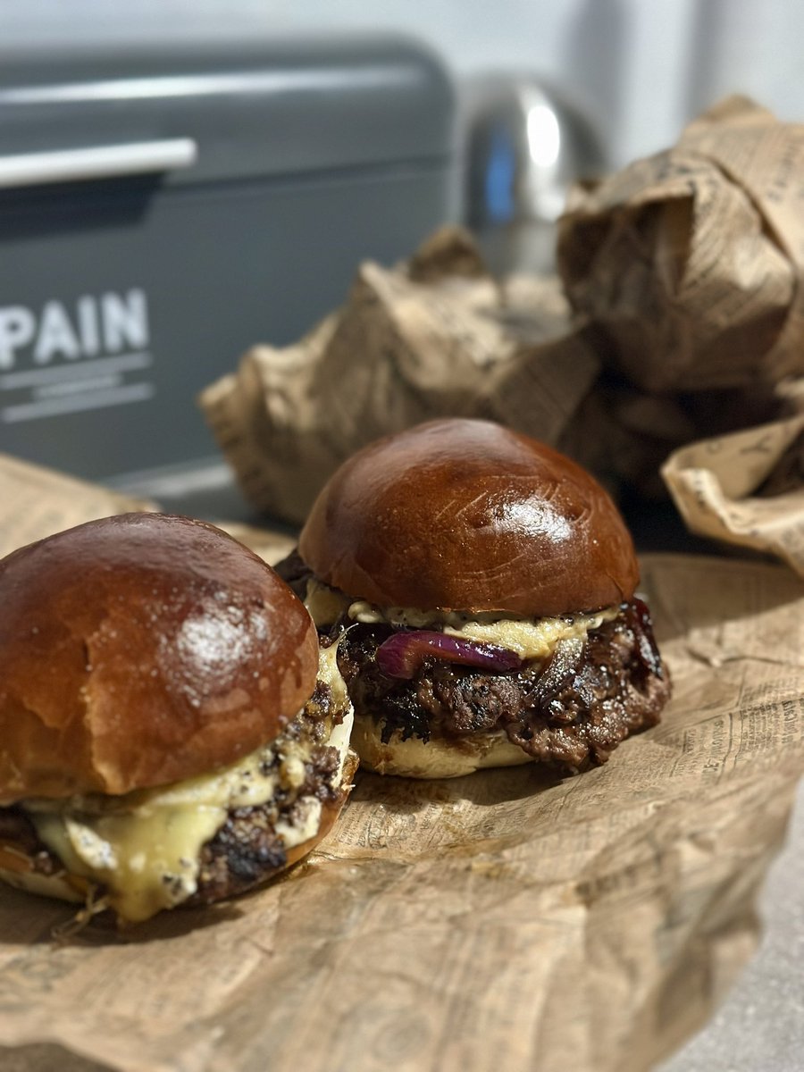 vayayy's tweet image. j’ai fait des smash burgers mayonnaise à la truffe maison, pain brioché maison, fromage de morbier et oignon confits à la figue pour les copaings!!!