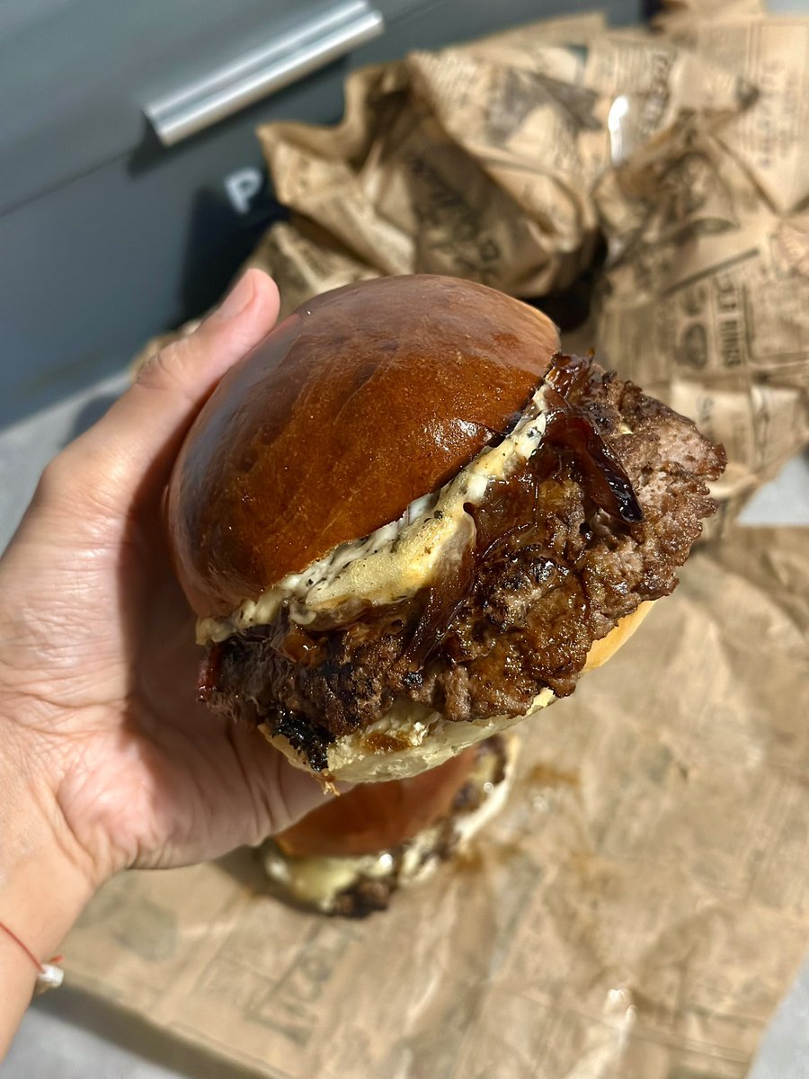 vayayy's tweet image. j’ai fait des smash burgers mayonnaise à la truffe maison, pain brioché maison, fromage de morbier et oignon confits à la figue pour les copaings!!!