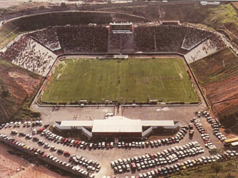 39 anos do Santuário! 🏟️

Lugar que mudou vidas e continuará mudando. Morada das nossas alegrias e força  da nossa existência. 🔴⚫🦁

Muito mais que apenas um estádio de futebol, o Barradão é um complexo que agrega tudo de mais importante para o nosso clube. 

O Barradão é