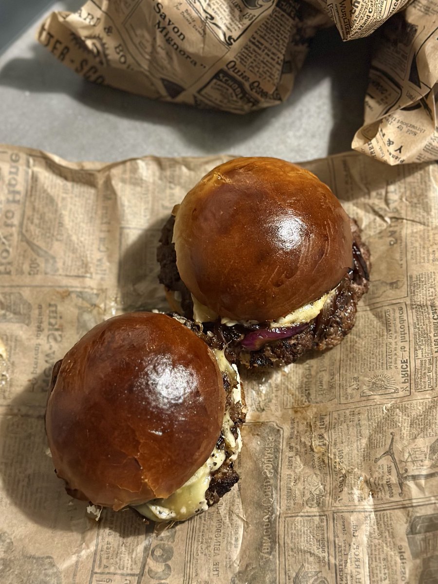 vayayy's tweet image. j’ai fait des smash burgers mayonnaise à la truffe maison, pain brioché maison, fromage de morbier et oignon confits à la figue pour les copaings!!!