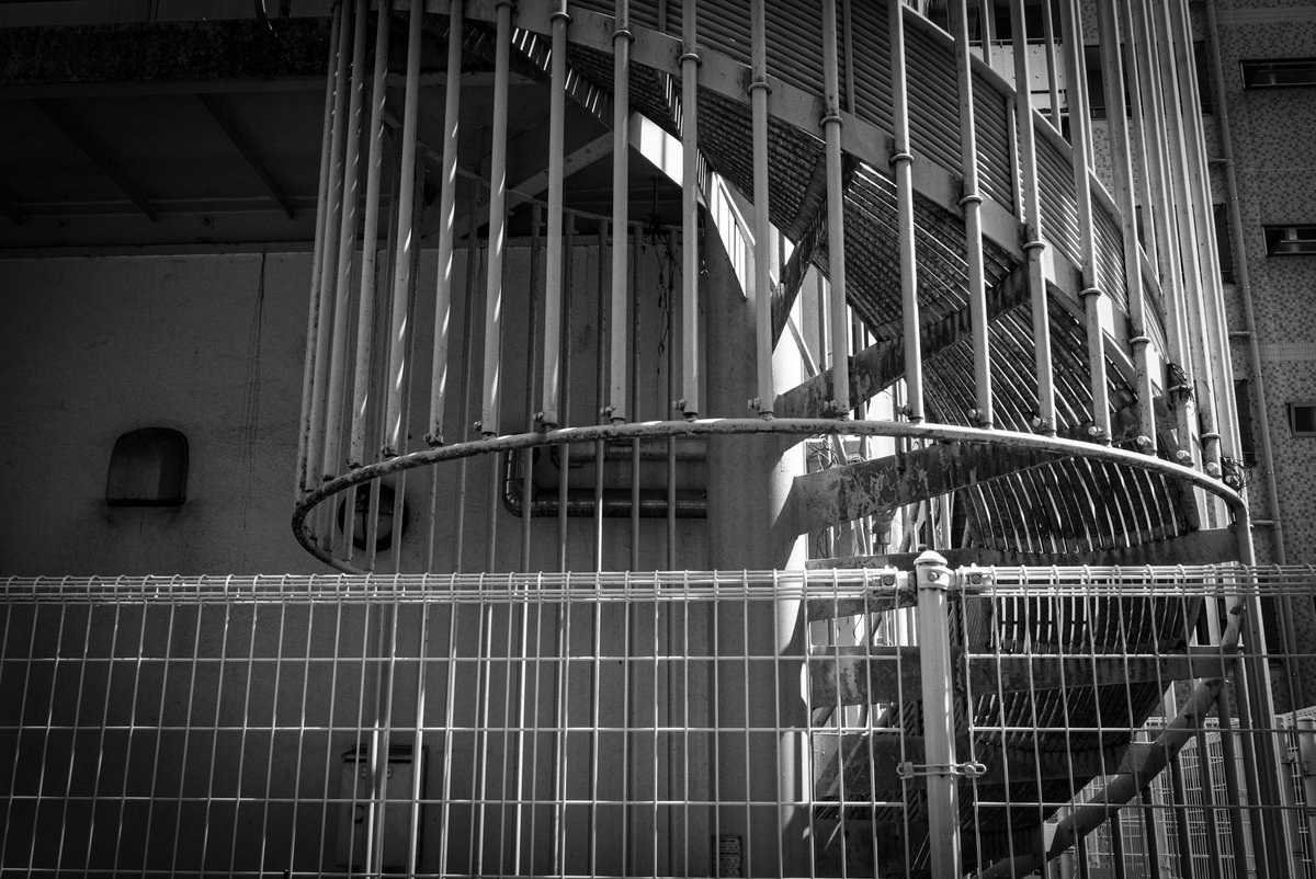 誰もいない路上で、光と影が対話していた。
その沈黙の奥に、人の記憶がゆっくり滲んでゆく。
消えた声が、まだ空気のどこかで揺れている。