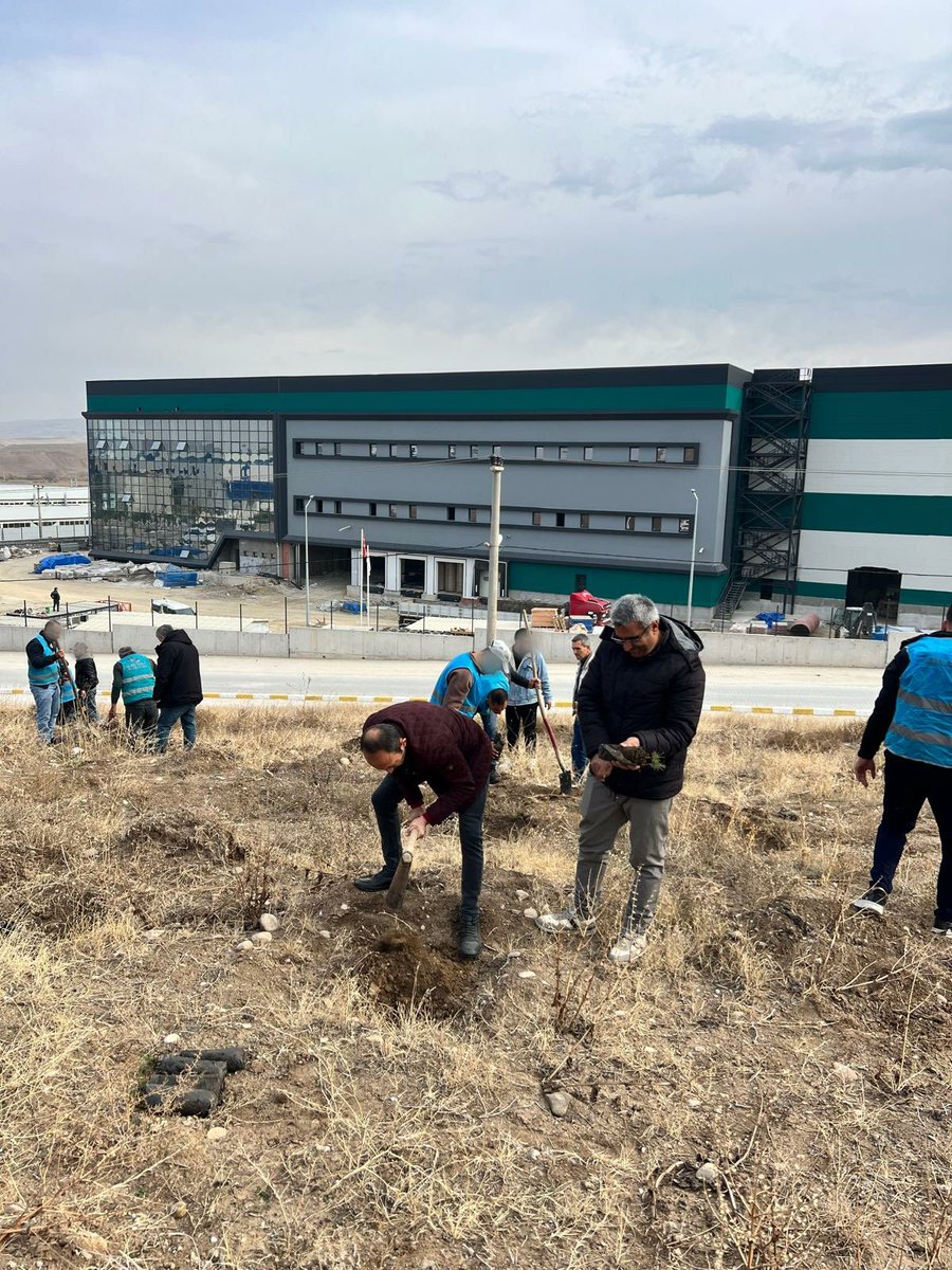 DENETİMLİ SERBESTLİK MÜDÜRLÜĞÜ
YEŞİL VATAN SEFERBERLİĞİ
 
“Küçük bir fidan büyük bir gelecek” sloganıyla 11 Kasım Milli Ağaçlandırma Günü kapsamında Sungurlu Denetimli Serbestlik Müdürlüğü tarafından fidan dikim etkinliği düzenlendi.