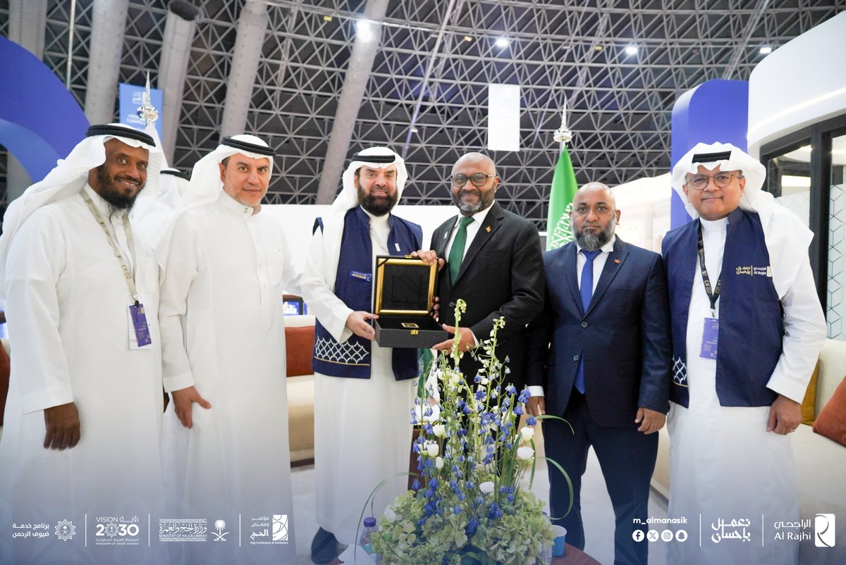 تشرفنا في شركة الراجحي باستقبال معالي وزير الشؤون الإسلامية بجمهورية المالديف، وكان في استقباله سعادة الرئيس التنفيذي للشركة.

اطلع معاليه خلال الزيارة على الخدمات المبتكرة والمبادرات النوعية التي تقدمها الشركة لخدمة ضيوف الرحمن. ويأتي ذلك ضمن جهودنا المستمرة لتعزيز تجربة الحجاج
