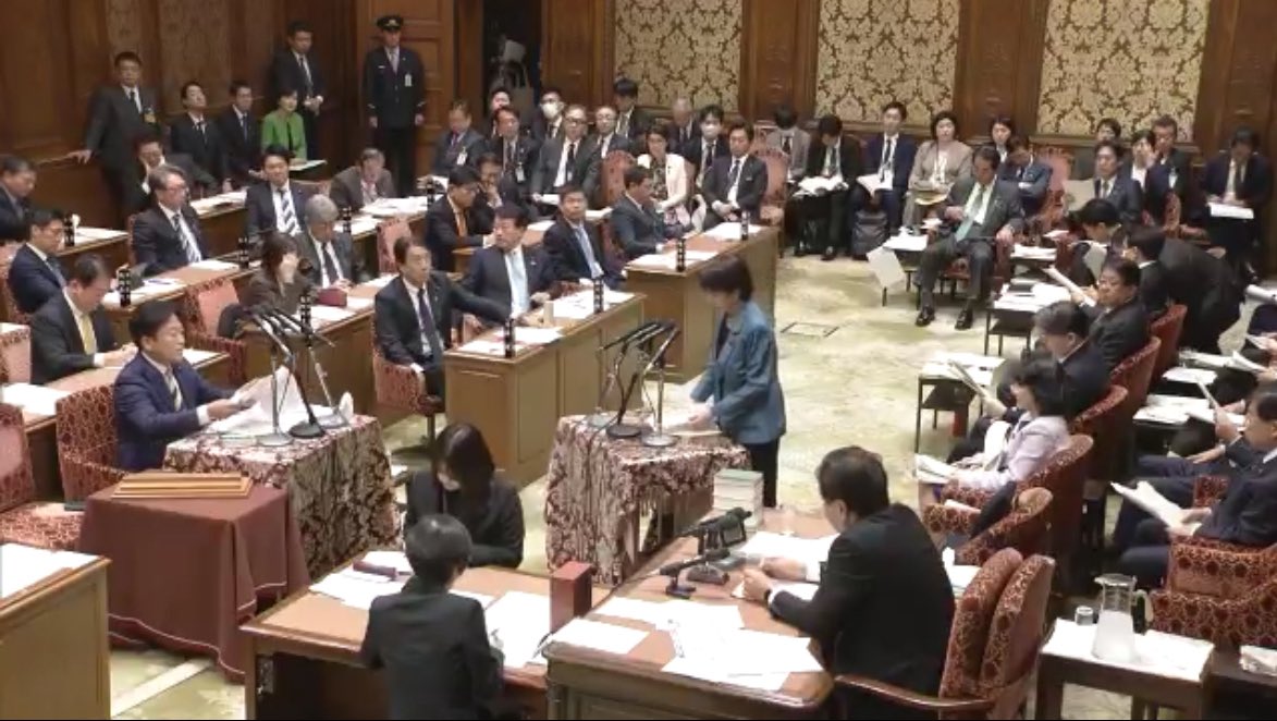 ayano_kunimitsu's tweet photo. 衆院予算委員会。茂木外務大臣がG7外相会合で出張中のため、副大臣として代理。明日からは参院予算委員会。厳しく複雑化する国際情勢の中、外交課題に真摯に努めて参ります。高市総理の連日の激務。医師としても気になります。しっかりとお支えして参ります。 https://t.co/hnyJbHSFFE