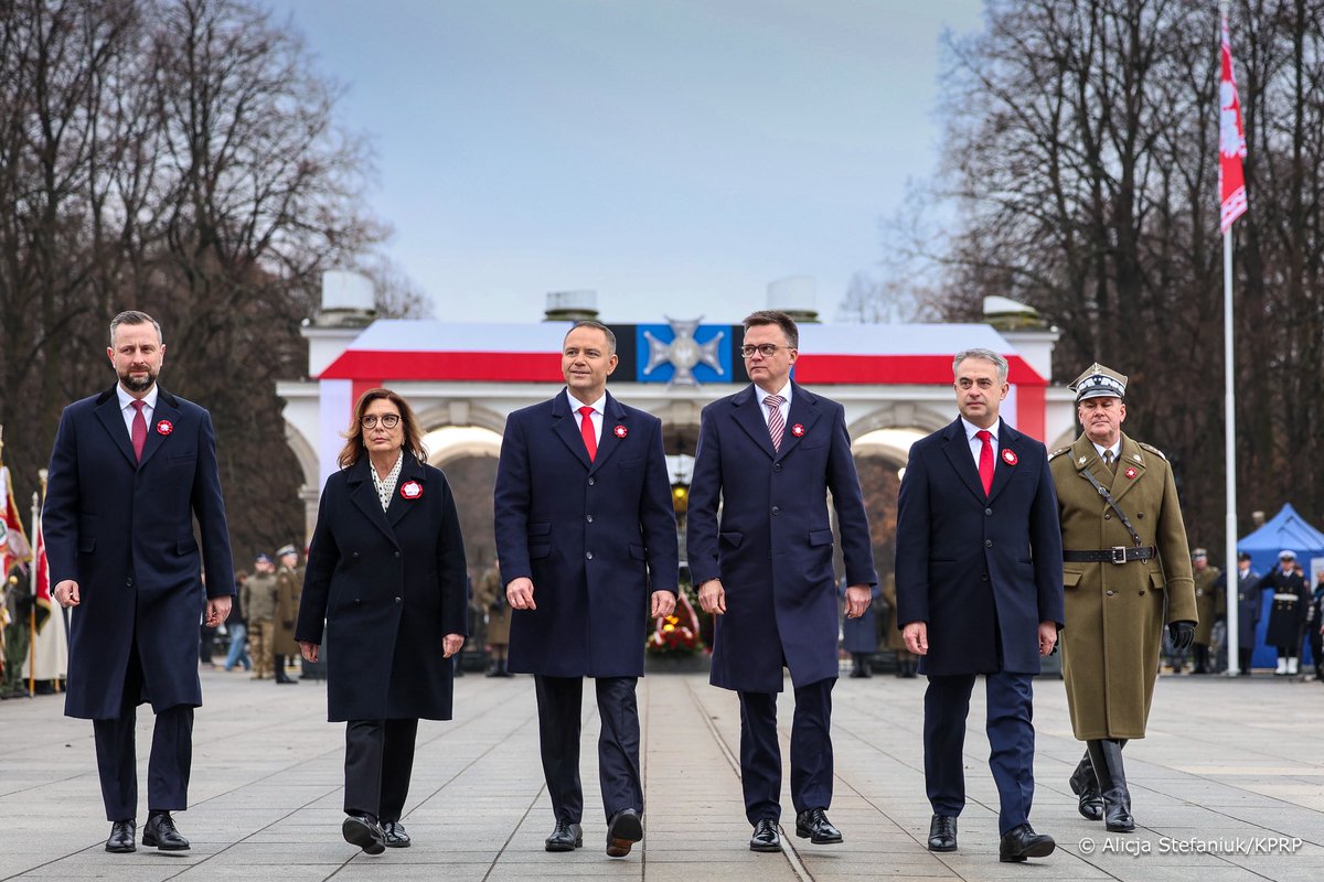 NawrockiKn's tweet photo. Ojcowie Niepodległości byli różni, reprezentowali inne grupy społeczne, ale chcieli wspólnej niepodległości i nie zawiedli tych pięciu pokoleń, które pracowały na wolną i niepodległą Polskę – na nasz wspólny dom. 

Nigdy nie pozwolę na to, abyśmy stali się papugą narodów powtarzających to, co przychodzi z zachodu.

Po pierwsze Polska, po pierwsze Polacy! Polska wolna, niepodległa i suwerenna to nasze zobowiązanie i o tym jest to święto!